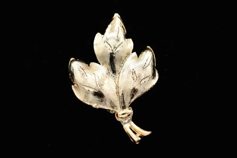 Vintage Wet Textured Leaf Pin Brooch Gold Tone Fall Autumn Chunky 1990s BinAT